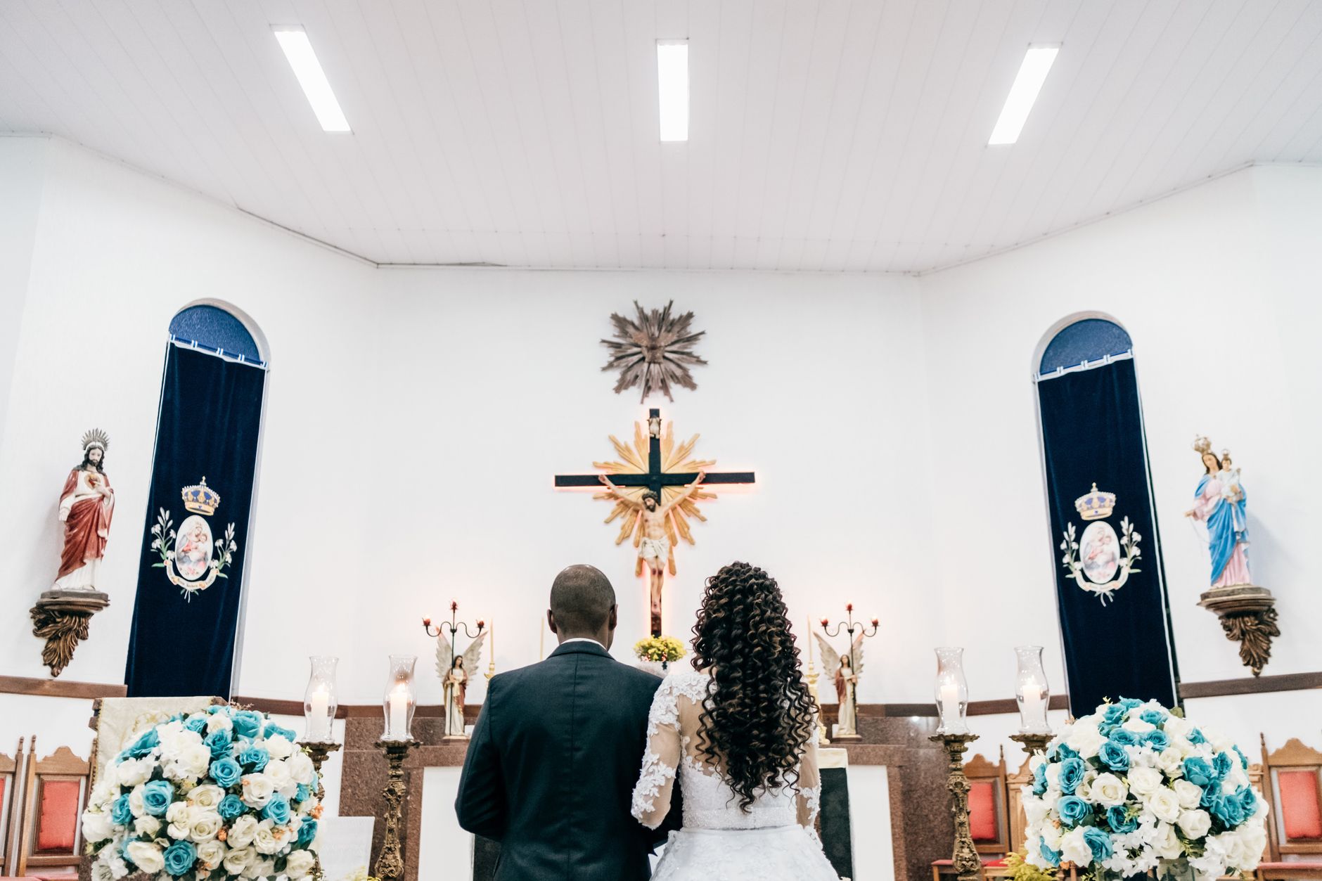 Brautpaar am Altar während der Trauung
