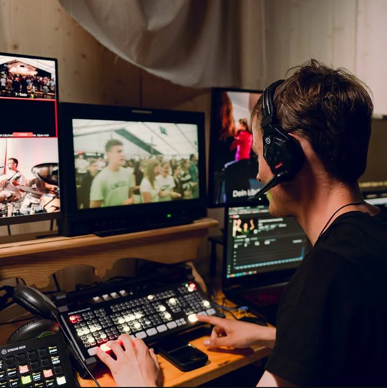 Regie-Platz von Kaufmann Studios: Bildmischer und Monitorwand im Live-Einsatz