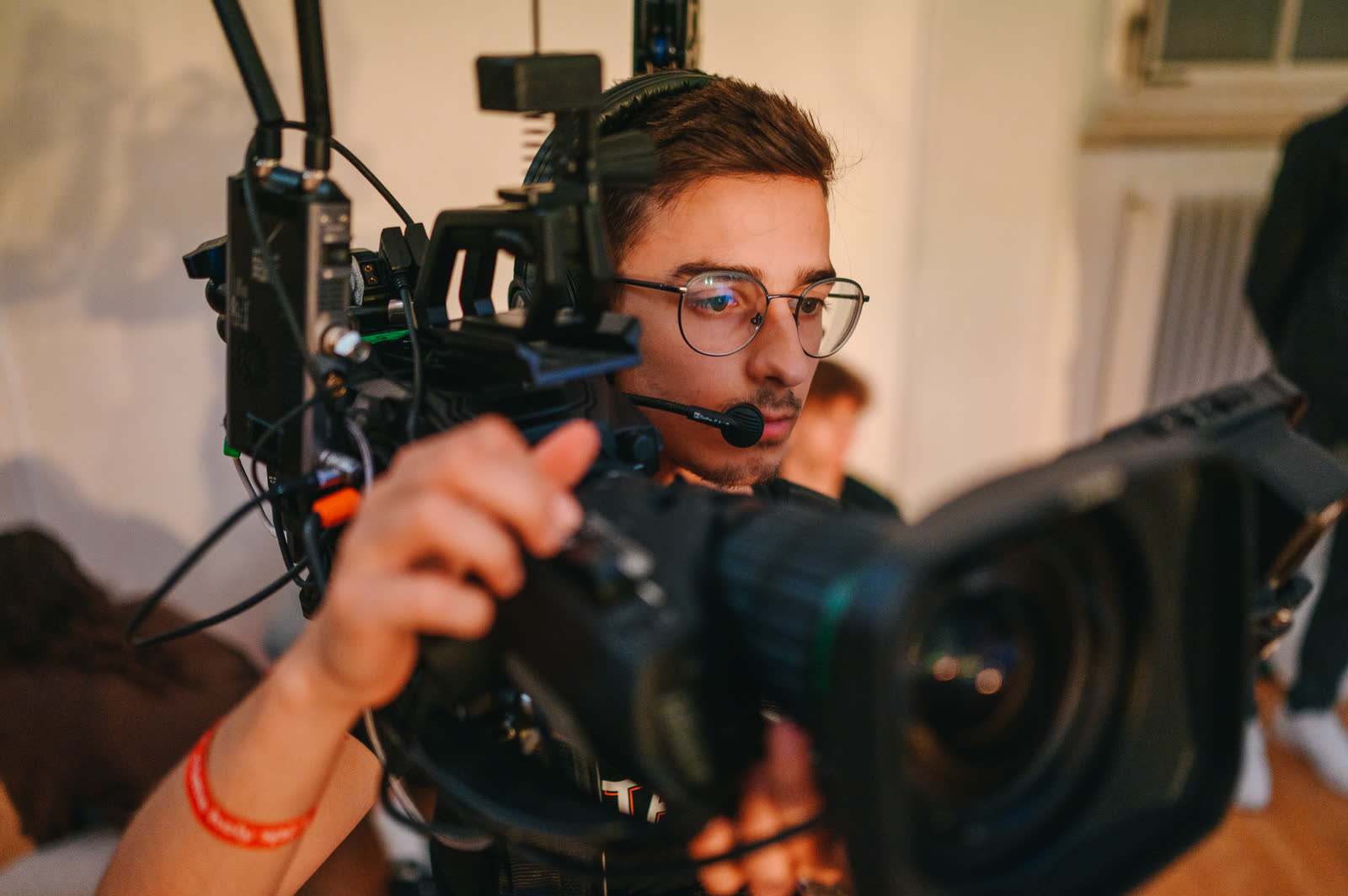 Kameramann von Kaufmann Studios mit Schulter-Rig im Einsatz
