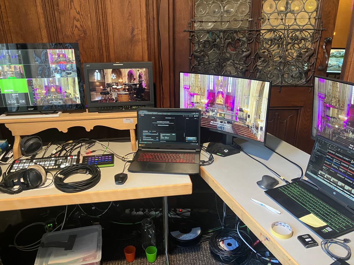 Regie-Setup mit Monitoren und Bildmischer in der Kirche